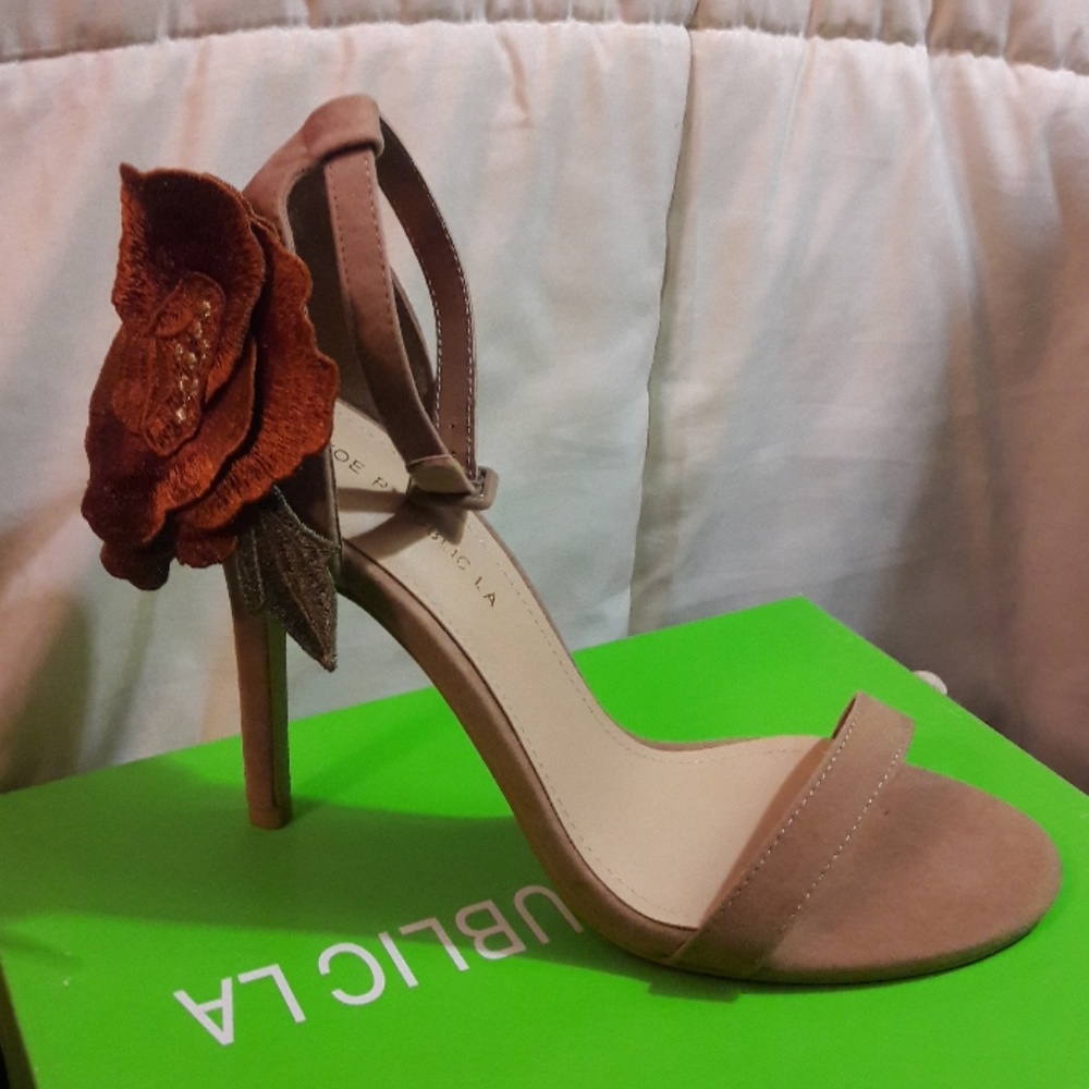 👠NWT👠 Taupe high heel
